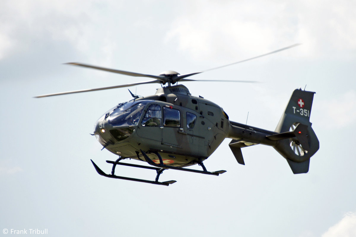 Ein Eurocopter EC635 VIP (EC135 P2+) von der Swiss Air Force mit der Kennung T-351 aufgenommen am 28.06.2015 auf dem Flughafen Zürich