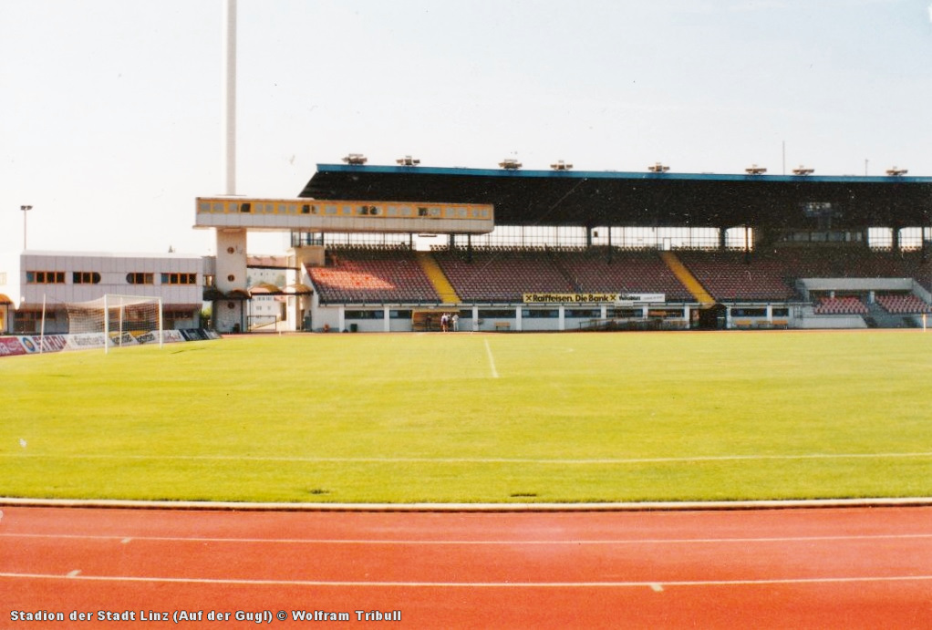 Stadion der Stadt Linz (Auf der Gugl) aufgenommen 1995