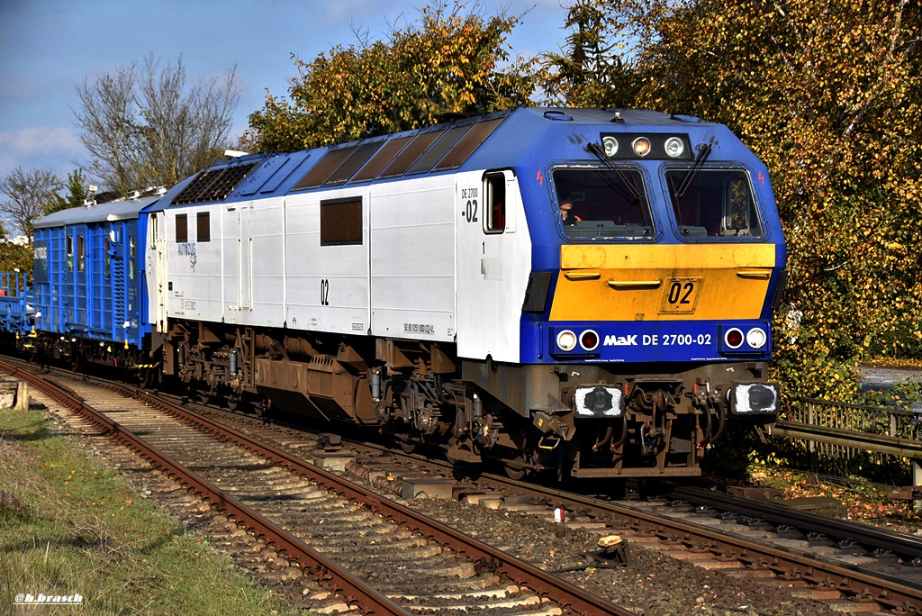 ankunft der MAK DE 2700-02 und den autozug sylt der RDC,zum bf nieb�ll,aufgenommen am 24.10.16
