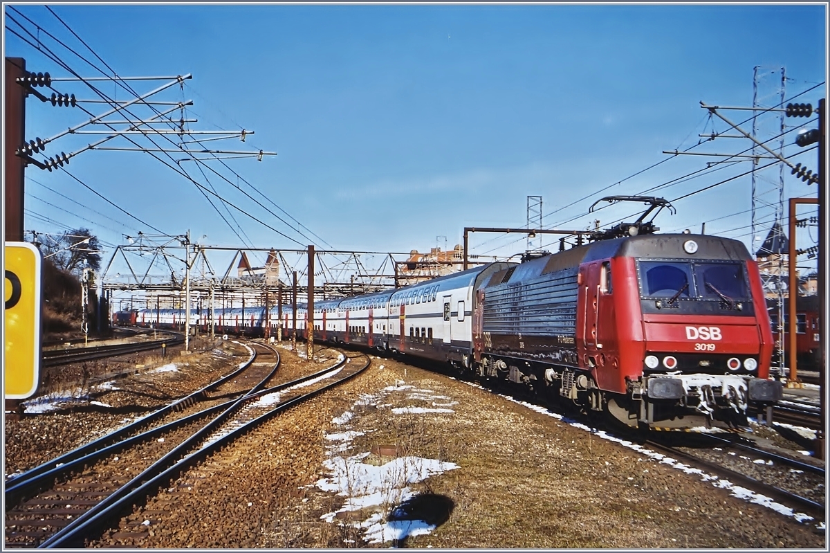 Einige SBB Doppelstockwagen waren vor der Inbetriebnahme in der Schweiz leihweise für eine kurze Zeit im Dänemark im Einsatz und halfen so den Rollmatelrialmangel etwas zu lindern. 

Zwei EA mit den Doppelstockwagne im Sandwich in Kobenhagen Oesterport am 21. März 2001