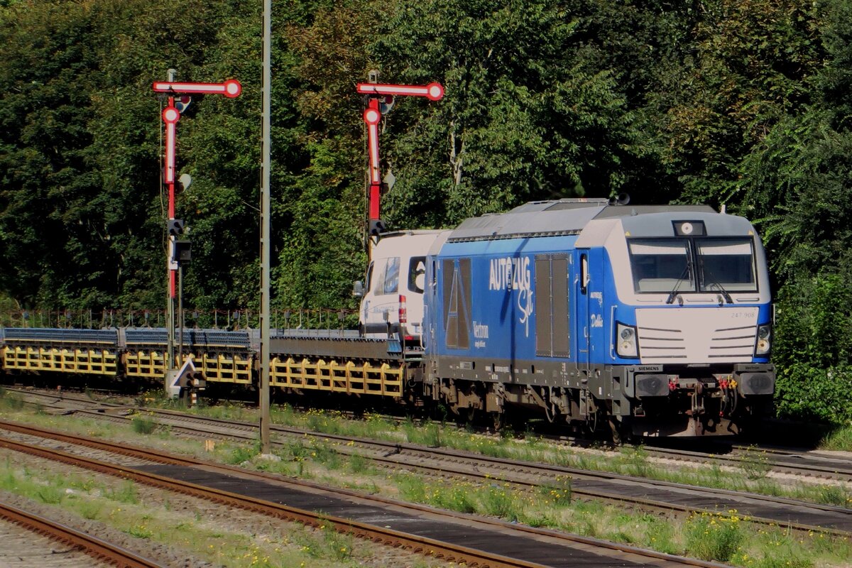 RDC Autozug 247 908 schleppt ein Sylt-Shuttle ins Nieb�ll ein am 20 September 2022.