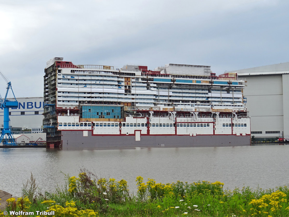 Schwimmteil der im Bau befindlichen AIDAcosma aufgenommen am 27. Juli 2020 am Pier der Meyer Werft in Papenburg
