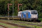 RDC Autozug 247 908 schleppt ein Sylt-Shuttle ins Nieb�ll ein am 20 September 2022.