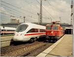 Im Hauptbahnhof vom München wartet die ÖBB 1044 031-1 auf die Abfahrt, daneben steht ein Diesel ICE, der für den Einsatz auf der Strecke München - Lindau - Zürich vorgesehen ist.

Analogbild vom 4. Mai 2001